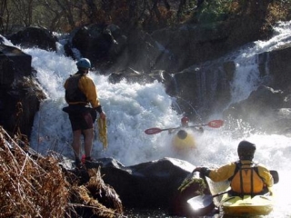 Curso de kayak en aguas bravas